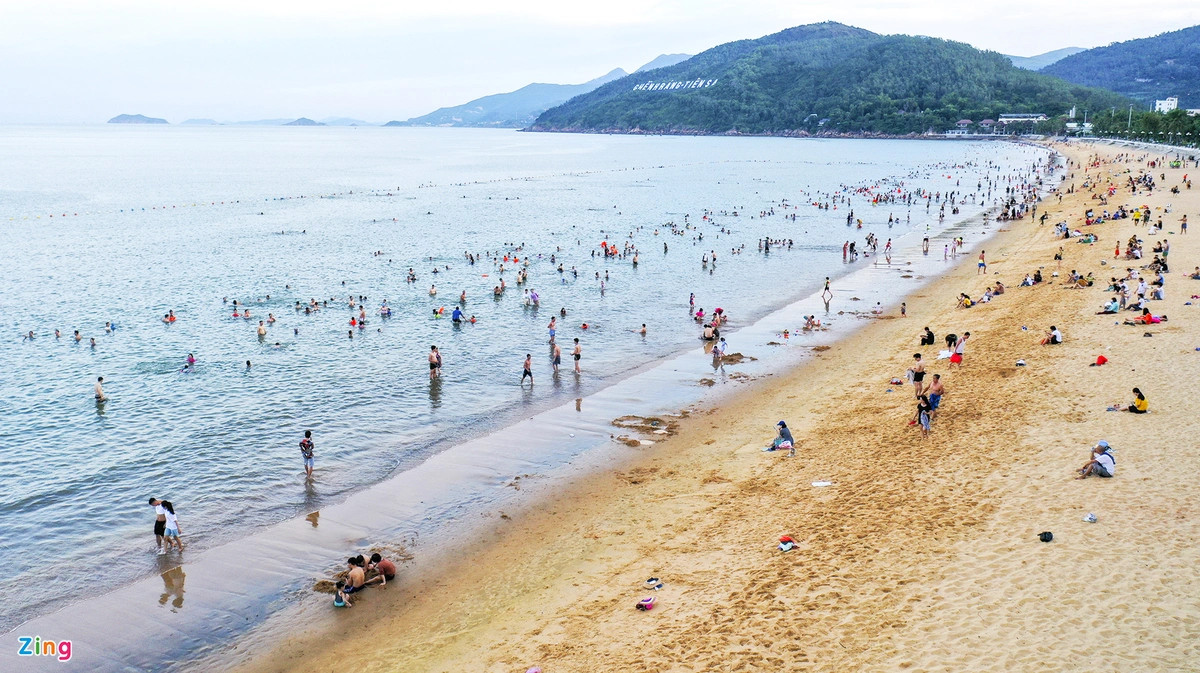 Du khách đổ về biển Quy Nhơn trước lễ 2/9 du khach do ve bien quy nhon truoc le 29
